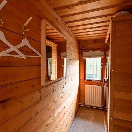 Spacious Wooden Cottage With Infra-Red Sauna At Veluwe 皮滕 外观 照片