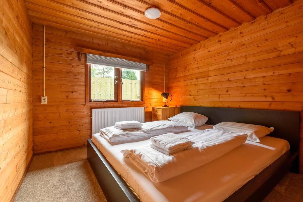 Spacious Wooden Cottage With Infra-Red Sauna At Veluwe 皮滕 外观 照片