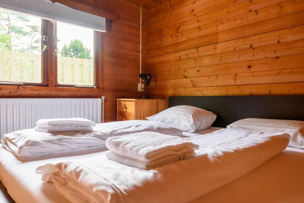 Spacious Wooden Cottage With Infra-Red Sauna At Veluwe 皮滕 外观 照片