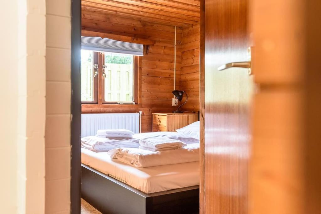 Spacious Wooden Cottage With Infra-Red Sauna At Veluwe 皮滕 外观 照片